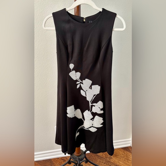 DKNY black and white polyester/spandex cocktail dress
Size 2 - Picture 1 of 3